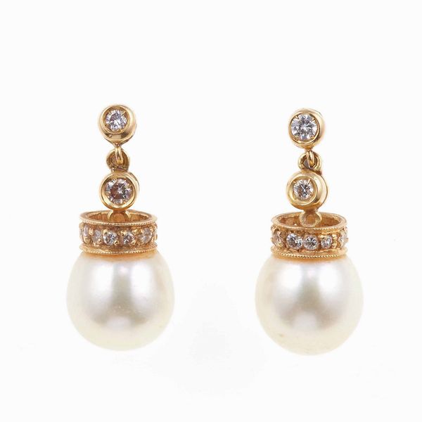 Orecchini pendenti con perle coltivate e diamanti  - Asta Gioielli - Associazione Nazionale - Case d'Asta italiane