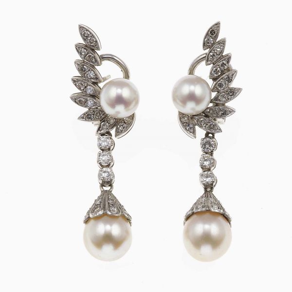Orecchini pendenti con perle coltivate e piccoli diamanti  - Asta Gioielli - Associazione Nazionale - Case d'Asta italiane