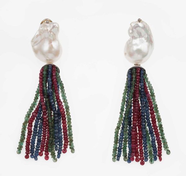 Orecchini pendenti con perle scaramazze e rubini, smeraldi e zaffiri  - Asta Gioielli - Associazione Nazionale - Case d'Asta italiane