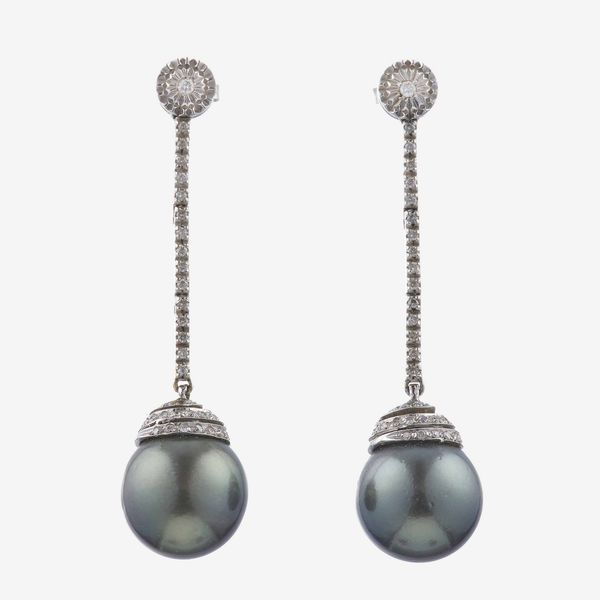 Orecchini pendenti con perle Tahiti e piccoli diamanti  - Asta Gioielli - Associazione Nazionale - Case d'Asta italiane