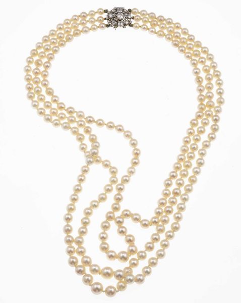 Collana a tre fili di perle coltivate a scalare  - Asta Gioielli - Associazione Nazionale - Case d'Asta italiane