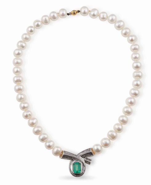 Girocollo con perle coltivate, smeraldo Colombia di ct 3.50 circa e diamanti  - Asta Gioielli - Associazione Nazionale - Case d'Asta italiane