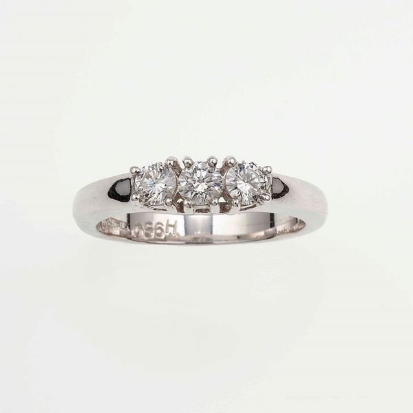 Anello con tre diamanti taglio brillante per ct 0.56  - Asta Gioielli - Associazione Nazionale - Case d'Asta italiane