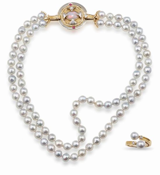 Demi-parure composta da una collana a due fili di perle con opale, diamanti e rubini ed un anello con perle  - Asta Gioielli - Associazione Nazionale - Case d'Asta italiane