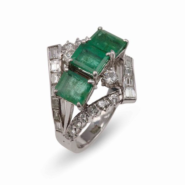 Anello con tre smeraldi Brasile di ct 0.60 circa l'uno e diamanti taglio brillante e baguette  - Asta Gioielli - Associazione Nazionale - Case d'Asta italiane