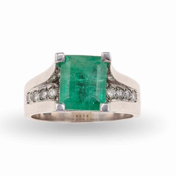 Anello con smeraldo Brasile di ct 2.30 circa e diamanti  - Asta Gioielli - Associazione Nazionale - Case d'Asta italiane