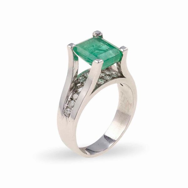Anello con smeraldo Brasile di ct 2.30 circa e diamanti  - Asta Gioielli - Associazione Nazionale - Case d'Asta italiane