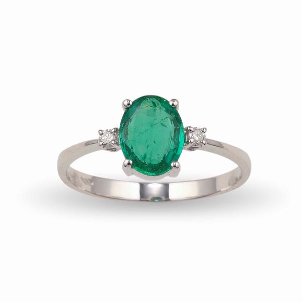 Anello con smeraldo ovale di ct 0.88 circa e due piccoli diamanti  - Asta Gioielli - Associazione Nazionale - Case d'Asta italiane