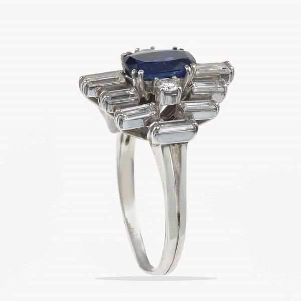 Anello con zaffiro e diamanti taglio baguette  - Asta Gioielli - Associazione Nazionale - Case d'Asta italiane