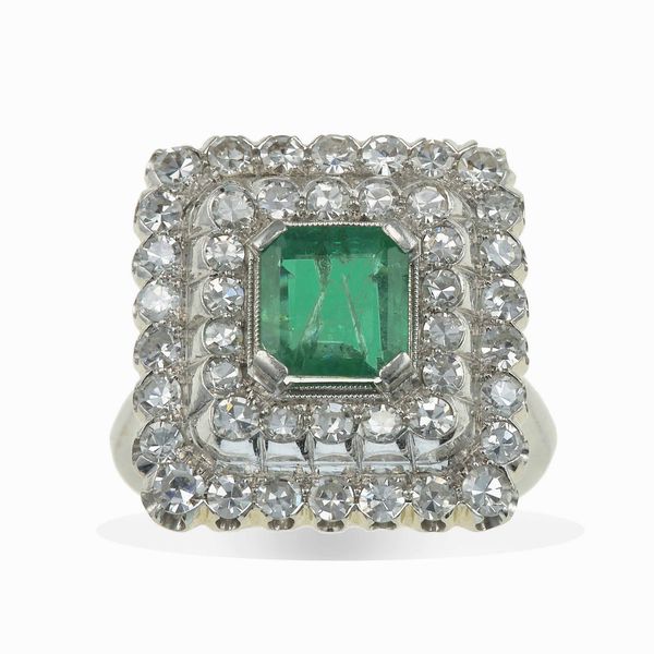 Anello con smeraldo di ct 1.10 circa e diamanti taglio huit-huit a contorno  - Asta Gioielli - Associazione Nazionale - Case d'Asta italiane