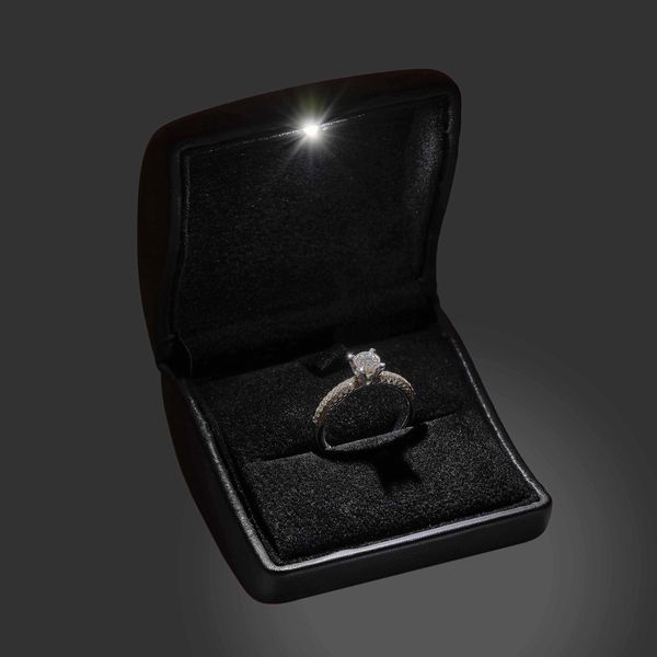Anello con diamante taglio brillante di ct 0.60 circa  - Asta Gioielli - Associazione Nazionale - Case d'Asta italiane