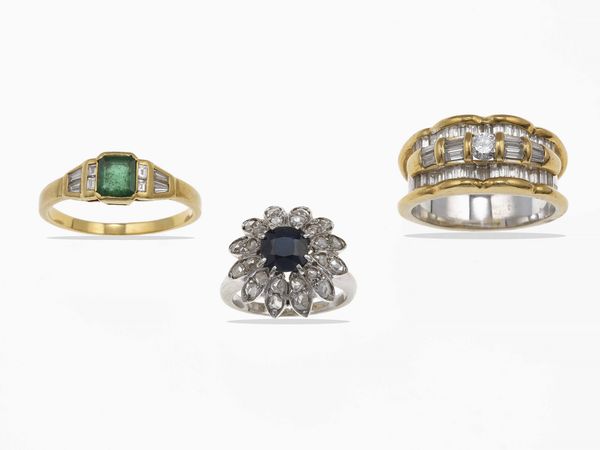 Lotto composto da tre anelli con diamanti, zaffiro e smeraldo  - Asta Gioielli - Associazione Nazionale - Case d'Asta italiane