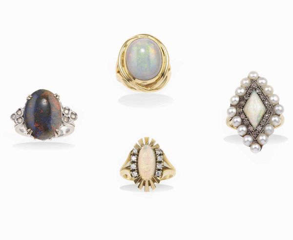 Lotto composto da quattro anelli con opali  - Asta Gioielli - Associazione Nazionale - Case d'Asta italiane