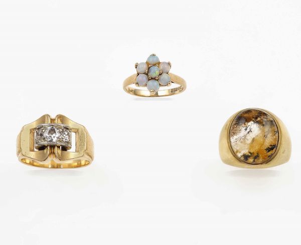 Lotto composto da tre anelli con opali, diamanti e agata muschiata  - Asta Gioielli - Associazione Nazionale - Case d'Asta italiane