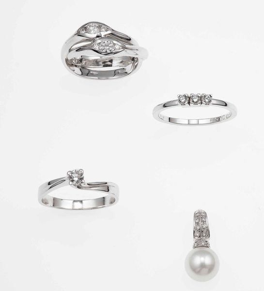 Lotto composto da tre anelli con diamanti ed un pendente con perla coltivata e diamanti  - Asta Gioielli - Associazione Nazionale - Case d'Asta italiane