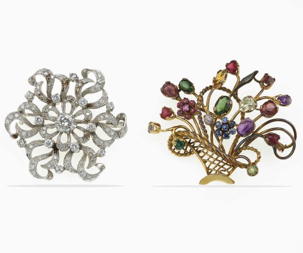 Lotto composto da due spille, una con diamanti ed una con gem-set  - Asta Gioielli - Associazione Nazionale - Case d'Asta italiane