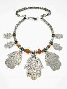 Collana Berbera in argento ed ambra Tunisia (Matmata?)  - Asta Gioielli - Associazione Nazionale - Case d'Asta italiane