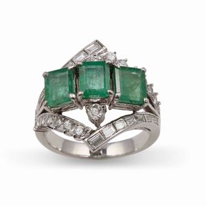 Anello con tre smeraldi Brasile di ct 0.60 circa l'uno e diamanti taglio brillante e baguette  - Asta Gioielli - Associazione Nazionale - Case d'Asta italiane