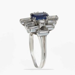 Anello con zaffiro e diamanti taglio baguette  - Asta Gioielli - Associazione Nazionale - Case d'Asta italiane