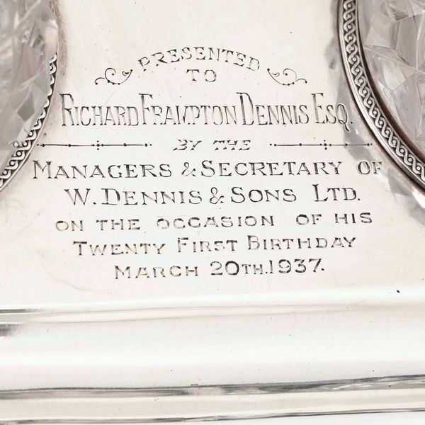 Calamaio. Argento fuso, sagomato, traforato e vetro molato. Marchi della citt� di Sheffield per l�anno 1936 e dell�argentiere Cooper brothers & sons  - Asta Argenti da Collezione | Antichi - Associazione Nazionale - Case d'Asta italiane