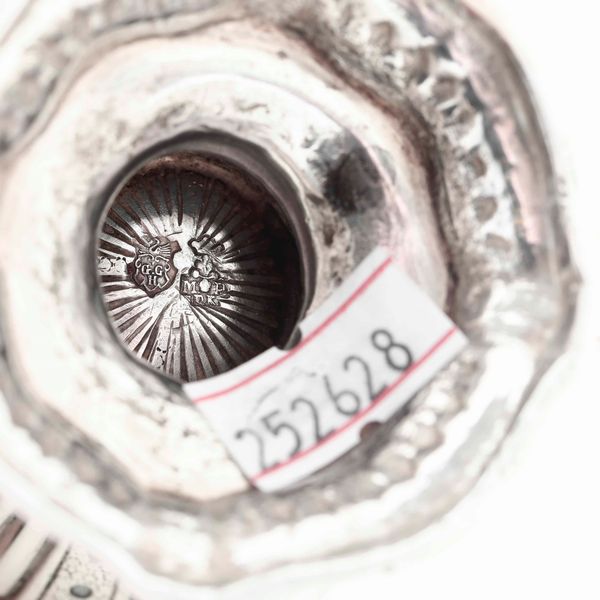 Vaso. Argento fuso, sbalzato e cesellato. Probabilmente Francia, ultimo quarto del XVIII secolo  - Asta Argenti da Collezione | Antichi - Associazione Nazionale - Case d'Asta italiane