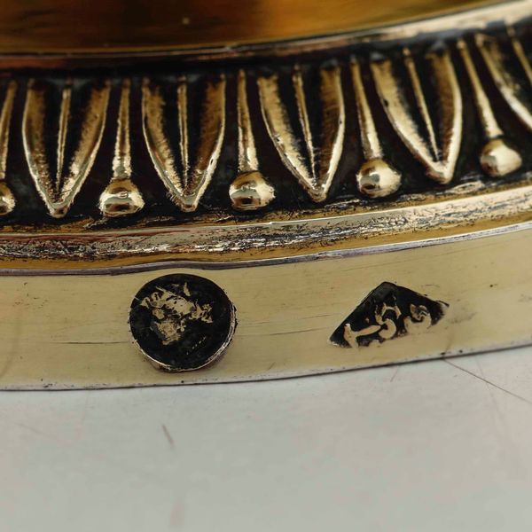 Due tazze con piatto. Argento primo titolo fuso, sbalzato, cesellato e dorato. Parigi marchi in uso dal 1798 al 1809. Marchio dell�argentiere non identificato  - Asta Argenti da Collezione | Antichi - Associazione Nazionale - Case d'Asta italiane