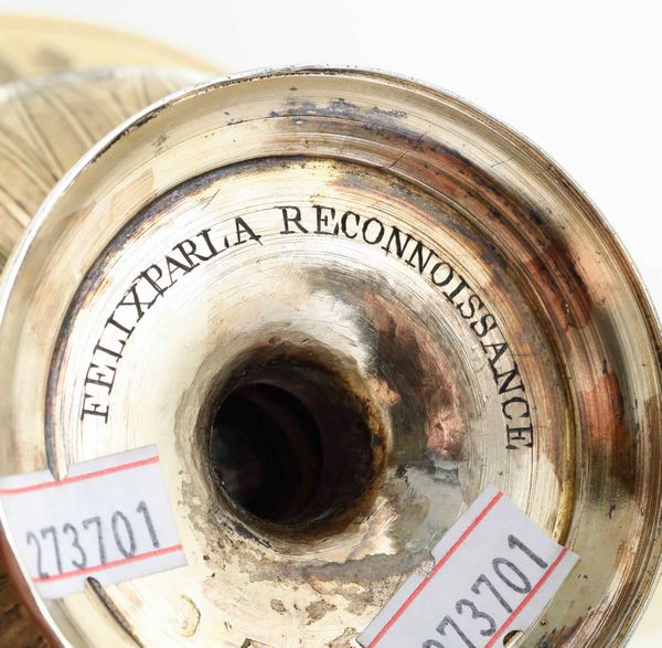 Due tazze con piatto. Argento primo titolo fuso, sbalzato, cesellato e dorato. Parigi marchi in uso dal 1798 al 1809. Marchio dell�argentiere non identificato  - Asta Argenti da Collezione | Antichi - Associazione Nazionale - Case d'Asta italiane