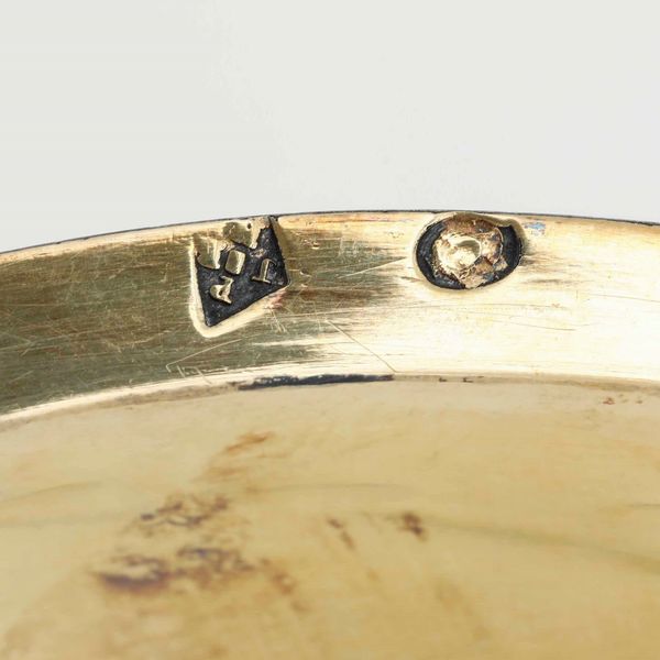 Due tazze con piatto. Argento primo titolo fuso, sbalzato, cesellato e dorato. Parigi marchi in uso dal 1798 al 1809. Marchio dell�argentiere non identificato  - Asta Argenti da Collezione | Antichi - Associazione Nazionale - Case d'Asta italiane