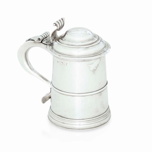 Tankard. Argento fuso e sbalzato. Londra 1724. Marchio dellargentiere consunto di difficile lettura  - Asta Argenti da Collezione | Antichi - Associazione Nazionale - Case d'Asta italiane
