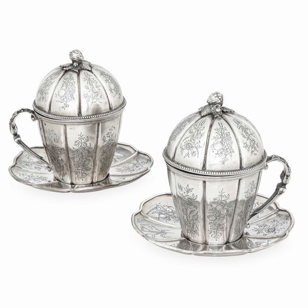 Coppia di tazze. Argento fuso, sbalzato e cesellato. Francia, marchio per l�esportazione in uso dal 1839 al 1879. Argentiere PQ entro losanga (Pierre Quellet ?)  - Asta Argenti da Collezione | Antichi - Associazione Nazionale - Case d'Asta italiane