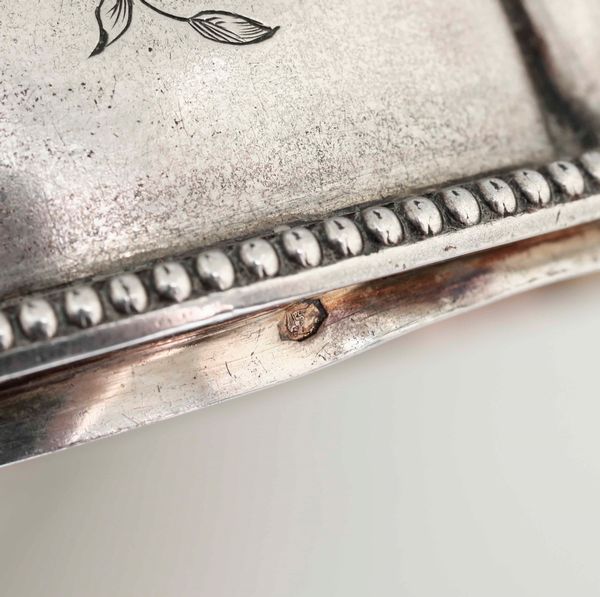 Coppia di tazze. Argento fuso, sbalzato e cesellato. Francia, marchio per l�esportazione in uso dal 1839 al 1879. Argentiere PQ entro losanga (Pierre Quellet ?)  - Asta Argenti da Collezione | Antichi - Associazione Nazionale - Case d'Asta italiane