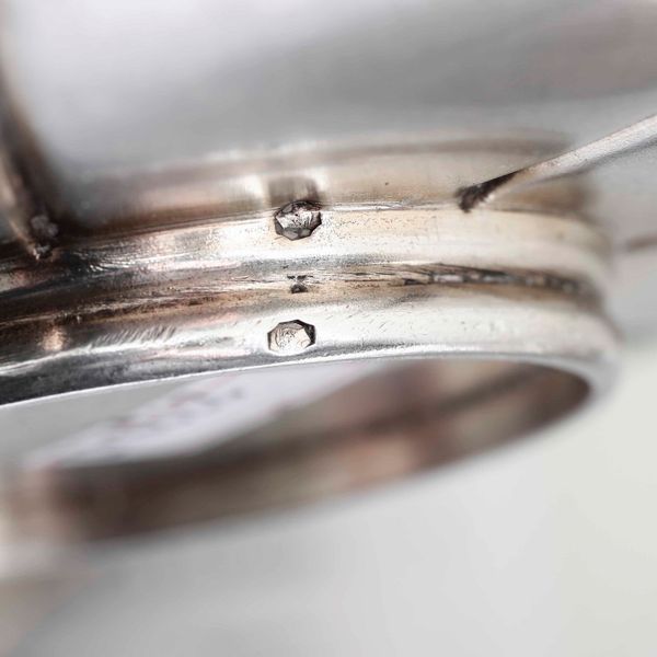 Coppia di tazze. Argento fuso, sbalzato e cesellato. Francia, marchio per l�esportazione in uso dal 1839 al 1879. Argentiere PQ entro losanga (Pierre Quellet ?)  - Asta Argenti da Collezione | Antichi - Associazione Nazionale - Case d'Asta italiane