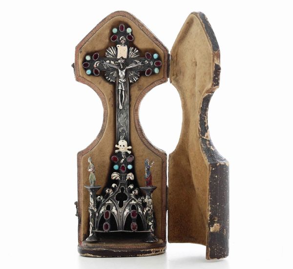 Crocifisso da meditazione. Argento fuso, traforato, cesellato e smaltato. Castoni con pietre colorate e turchesi. Probabilmente Vienna XIX secolo  - Asta Argenti da Collezione | Antichi - Associazione Nazionale - Case d'Asta italiane