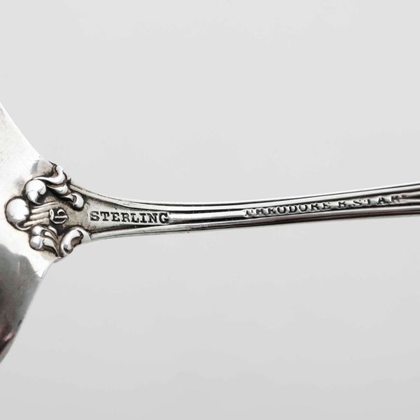 Dodici cucchiai commemorativi. Argento fuso, sbalzato e cesellato. Differenti manifatture (Paesi Bassi, Inghilterra e altri) e differenti epoche dal XVIII al XX secolo  - Asta Argenti da Collezione | Antichi - Associazione Nazionale - Case d'Asta italiane