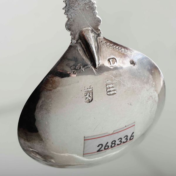 Dodici cucchiai commemorativi. Argento fuso, sbalzato e cesellato. Differenti manifatture (Paesi Bassi, Inghilterra e altri) e differenti epoche dal XVIII al XX secolo  - Asta Argenti da Collezione | Antichi - Associazione Nazionale - Case d'Asta italiane