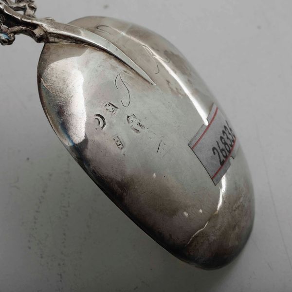 Dodici cucchiai commemorativi. Argento fuso, sbalzato e cesellato. Differenti manifatture (Paesi Bassi, Inghilterra e altri) e differenti epoche dal XVIII al XX secolo  - Asta Argenti da Collezione | Antichi - Associazione Nazionale - Case d'Asta italiane