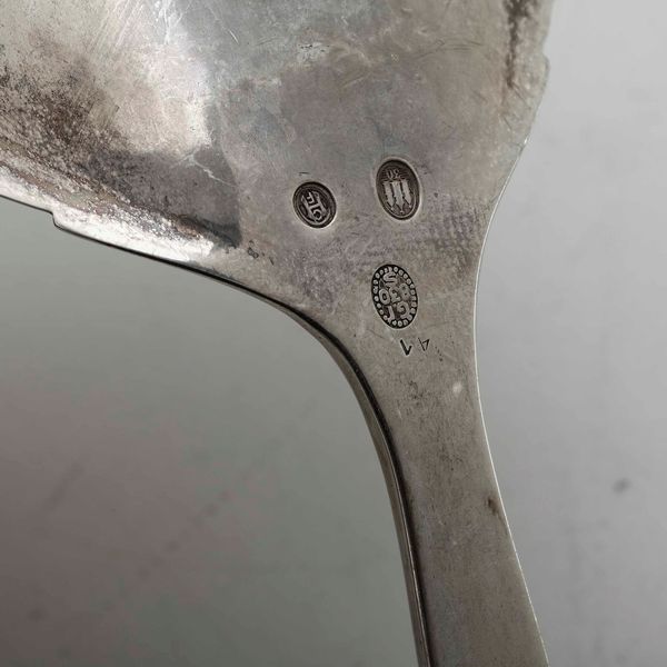 Dodici cucchiai commemorativi. Argento fuso, sbalzato e cesellato. Differenti manifatture (Paesi Bassi, Inghilterra e altri) e differenti epoche dal XVIII al XX secolo  - Asta Argenti da Collezione | Antichi - Associazione Nazionale - Case d'Asta italiane