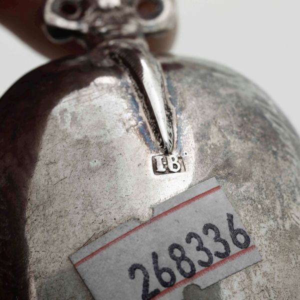 Dodici cucchiai commemorativi. Argento fuso, sbalzato e cesellato. Differenti manifatture (Paesi Bassi, Inghilterra e altri) e differenti epoche dal XVIII al XX secolo  - Asta Argenti da Collezione | Antichi - Associazione Nazionale - Case d'Asta italiane