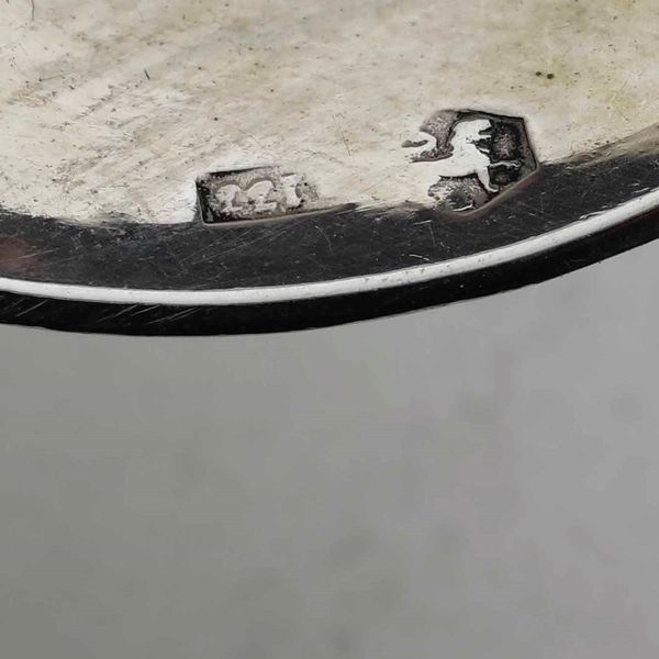 Dodici cucchiai commemorativi. Argento fuso, sbalzato e cesellato. Differenti manifatture (Paesi Bassi, Inghilterra e altri) e differenti epoche dal XVIII al XX secolo  - Asta Argenti da Collezione | Antichi - Associazione Nazionale - Case d'Asta italiane