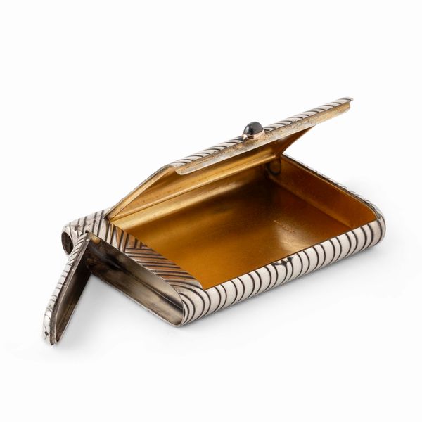 Porta sigarette e porta fiammiferi con cerniera a scomparsa. Argento fuso e cesellato a motivi geometrici e interno dorato. Marchio Faberg� e del Maestro argentiere Mikhail Perhim. San Pietroburgo fine XIX secolo  - Asta Argenti da Collezione | Antichi - Associazione Nazionale - Case d'Asta italiane