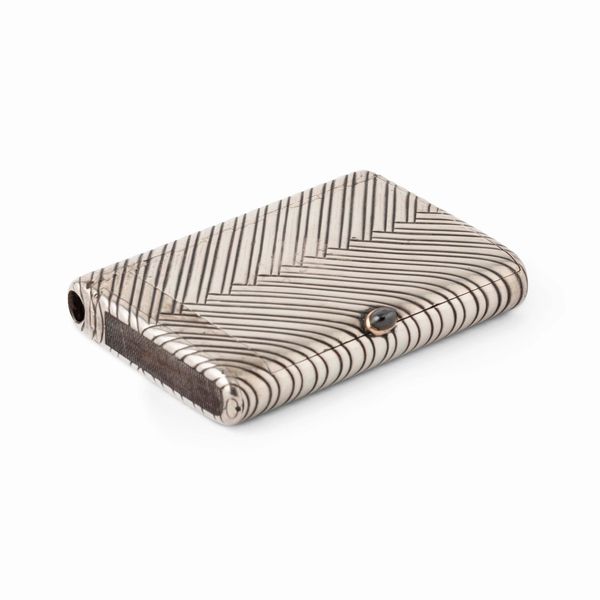 Porta sigarette e porta fiammiferi con cerniera a scomparsa. Argento fuso e cesellato a motivi geometrici e interno dorato. Marchio Faberg� e del Maestro argentiere Mikhail Perhim. San Pietroburgo fine XIX secolo  - Asta Argenti da Collezione | Antichi - Associazione Nazionale - Case d'Asta italiane