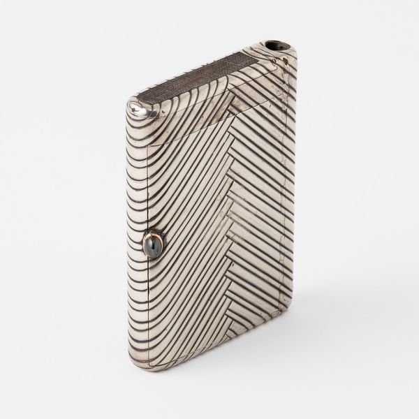 Porta sigarette e porta fiammiferi con cerniera a scomparsa. Argento fuso e cesellato a motivi geometrici e interno dorato. Marchio Faberg� e del Maestro argentiere Mikhail Perhim. San Pietroburgo fine XIX secolo  - Asta Argenti da Collezione | Antichi - Associazione Nazionale - Case d'Asta italiane