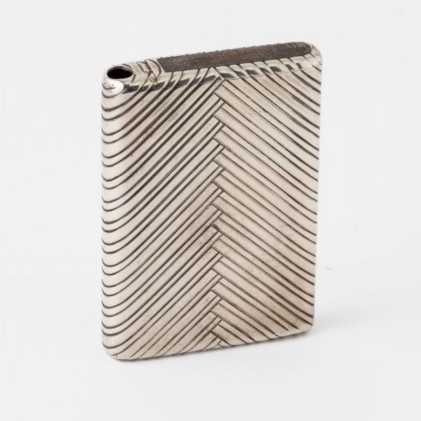 Porta sigarette e porta fiammiferi con cerniera a scomparsa. Argento fuso e cesellato a motivi geometrici e interno dorato. Marchio Faberg� e del Maestro argentiere Mikhail Perhim. San Pietroburgo fine XIX secolo  - Asta Argenti da Collezione | Antichi - Associazione Nazionale - Case d'Asta italiane