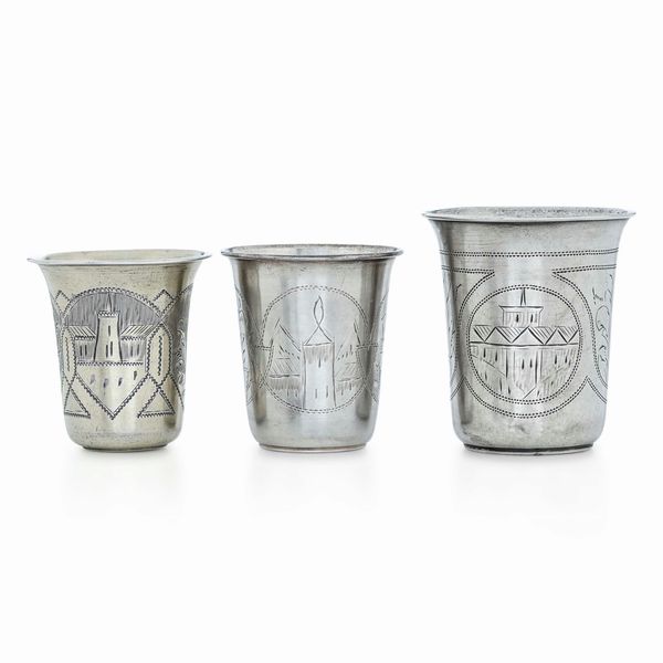 Tre bicchieri, Argento fuso, sbalzato e cesellato. Russia fine XIX secolo, differenti manifatture  - Asta Argenti da Collezione | Antichi - Associazione Nazionale - Case d'Asta italiane