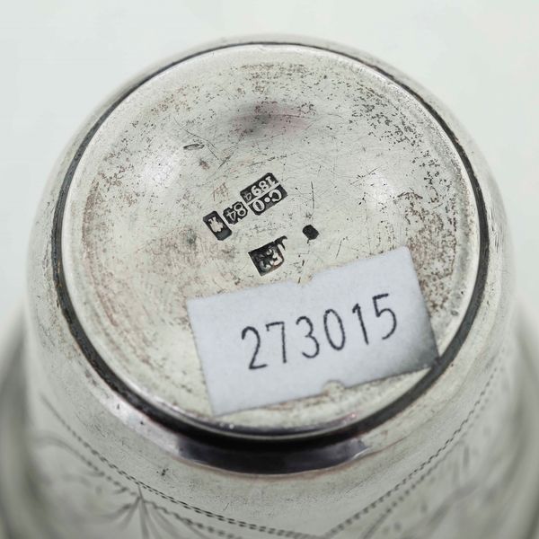 Tre bicchieri, Argento fuso, sbalzato e cesellato. Russia fine XIX secolo, differenti manifatture  - Asta Argenti da Collezione | Antichi - Associazione Nazionale - Case d'Asta italiane