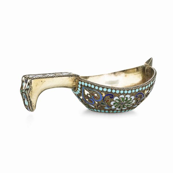 Piccolo Kovsh. Argento fuso, dorato e smalti cloisonn� policromi. Mosca marchio in uso dal 1896 al 1908  - Asta Argenti da Collezione | Antichi - Associazione Nazionale - Case d'Asta italiane