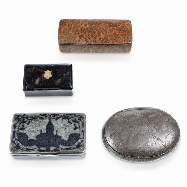 Due tabacchiere. Argento sbalzato, cesellato e niellato. Russia XIX secolo (una apparentemente priva di punzonatura)  - Asta Argenti da Collezione | Antichi - Associazione Nazionale - Case d'Asta italiane