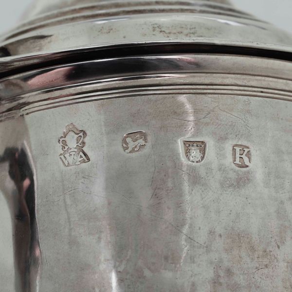 Tankard. Argento fuso e sbalzato. Londra 1725. Argentiere WA con coppa biansata (non identificato)  - Asta Argenti da Collezione | Antichi - Associazione Nazionale - Case d'Asta italiane