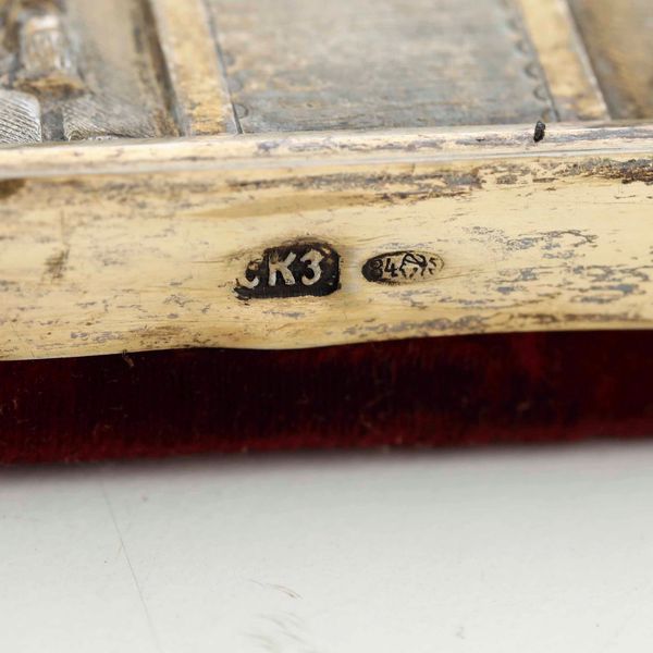 Icona su tavola. San Teodosio Arcivescovo di Cernigov. Riza in argento fuso, sbalzato, traforato e dorato. Aureola e corona in smalti policromi. Russia (Mosca?), marchi in uso dal 1896 al 1908  - Asta Argenti da Collezione | Antichi - Associazione Nazionale - Case d'Asta italiane