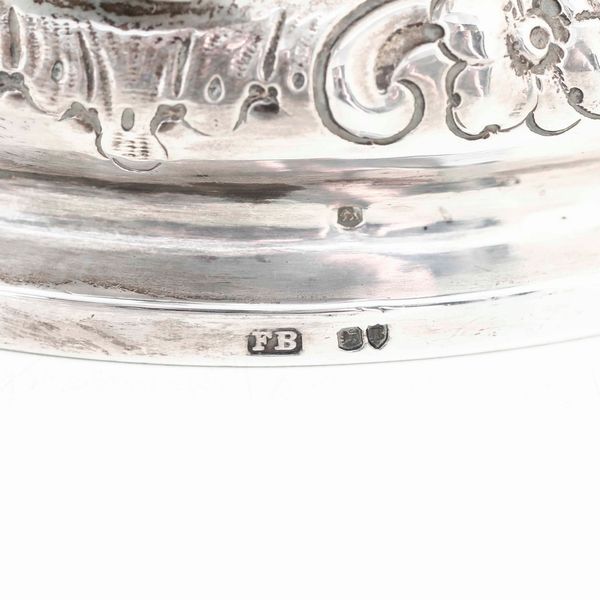 Tankard. Argento fuso, sbalzato e cesellato. Londra 1727. Marchio dellargentiere parziale di difficile identificazione (J. Millington?) e altri marchi per Londra 1877 e dellargentiere Frederick Brasted  - Asta Argenti da Collezione | Antichi - Associazione Nazionale - Case d'Asta italiane